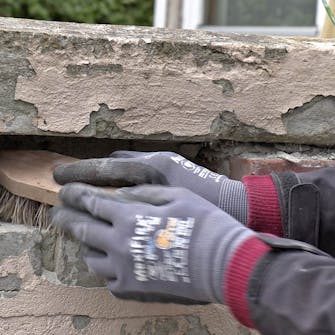 Udskiftning af mursten: Rens hullet efter stenen Udskiftning af mursten: Rens hullet efter stenen